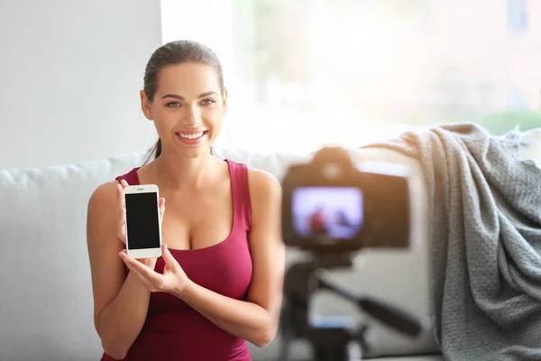 Jovem Blogueira Com Telefone Celular Gravação Vídeo Dentro Casa — Fotografia de Stock