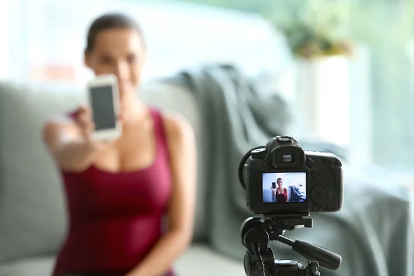 Jovem Blogueira Com Telefone Celular Gravação Vídeo Dentro Casa — Fotografia de Stock