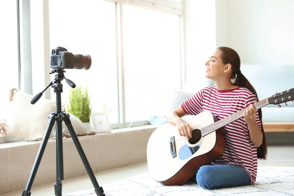 年轻女音乐家在室内录制视频 — 图库照片