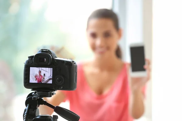 Blogueira Feminina Com Dinheiro Celular Gravação Vídeo Casa — Fotografia de Stock