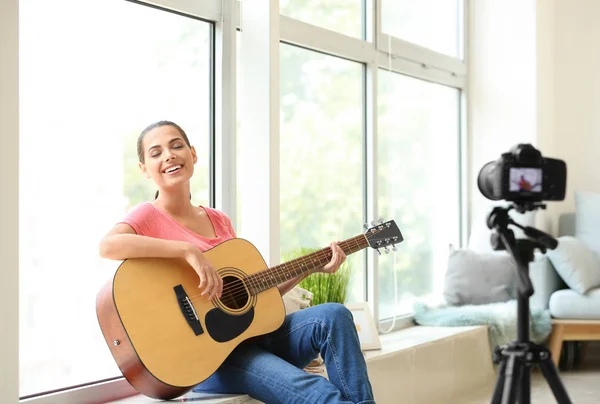 Unga Kvinnliga Musiker Spelar Video Hemma — Stockfoto