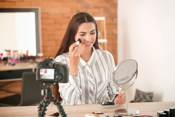 Junge Beauty Bloggerin Nimmt Video Hause Auf — Stockfoto