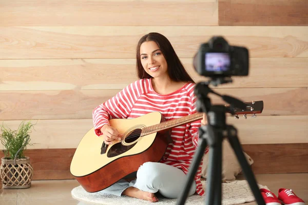 Unga Kvinnliga Musiker Spelar Video Hemma — Stockfoto