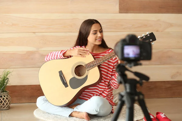 Unga Kvinnliga Musiker Spelar Video Hemma — Stockfoto