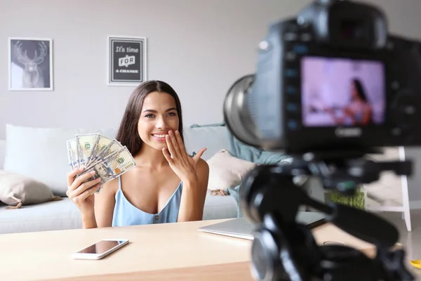 自宅でお金の記録ビデオの若い女性ブロガー — ストック写真