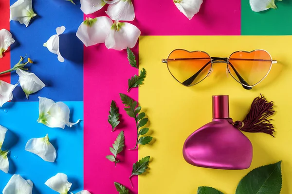 Belle Composition Avec Bouteille Parfum Pétales Fleurs Lunettes Soleil Sur — Photo