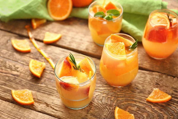 Cocktail Été Frais Dans Des Verres Sur Une Table Bois — Photo