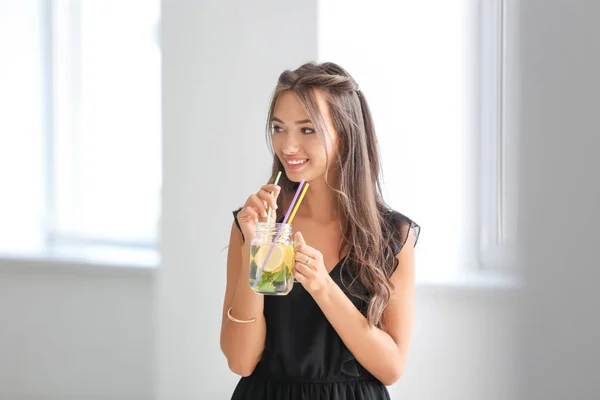 Young Woman Mason Jar Fresh Lemonade Home — Stock Photo, Image