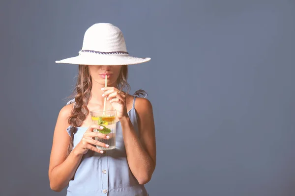 Jonge Vrouw Met Glas Verse Limonade Kleur Achtergrond — Stockfoto