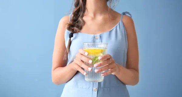 Ung Kvinna Med Glas Färsk Lemonad Färgbakgrund — Stockfoto