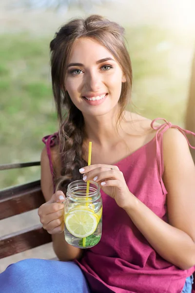 Young Woman Mason Jar Fresh Lemonade Outdoors — Stock Photo, Image