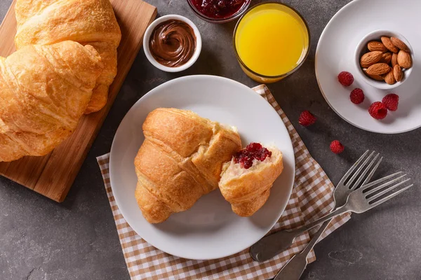 Läckra Croissanter Med Glas Apelsinjuice Grå Bord — Stockfoto