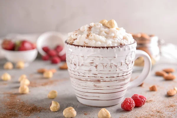 Copa Con Delicioso Pudín Arroz Avellanas Mesa Ligera — Foto de Stock