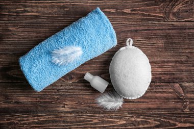 Yumuşak havlu ve banyo WISP ve ahşap masa üzerinde krem