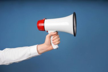 Megafon renk arka plan üzerinde tutan kadın