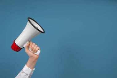 Megafon renk arka plan üzerinde tutan kadın