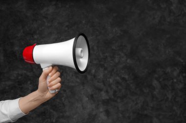 Megafon gri arka plan üzerinde tutan kadın