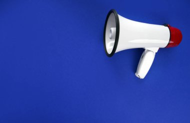 Renk arka plan üzerinde megafon