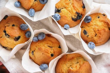 Lezzetli blueberry muffins peçete üzerinde