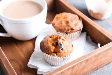 Kahve ahşap tepsi ile lezzetli blueberry muffins