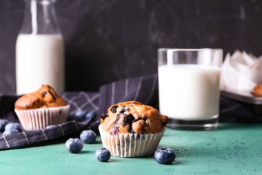Renk tablosu üzerinde süt ile lezzetli blueberry muffins