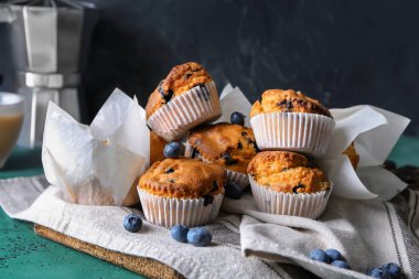 Lezzetli blueberry muffins renk tablosu üzerinde