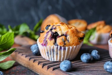 Lezzetli blueberry muffin ahşap tahta üzerinde