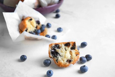 Beyaz masada böğürtlenli kek parçası