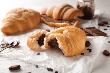 Beyaz masa çikolata ile lezzetli kruvasan