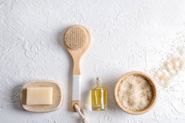 Beyaz dokulu arka plan üzerinde fırça ile banyo ürünleri