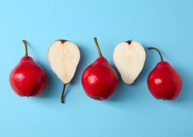 Renk arka plan üzerinde lezzetli olgun armut