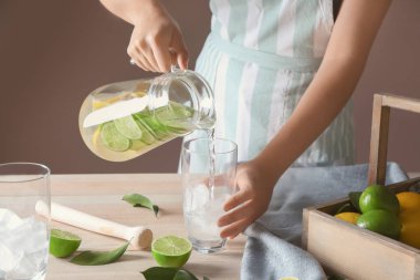 Taze limonata dolduran bir kadın.