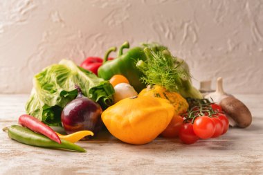 ahşap masa üzerinde çeşitli taze sebze