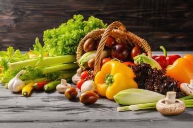 Çeşitli taze sebze ile hasır sepet ahşap tablo