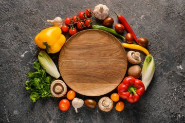 Taze sebze ve tepsi koyu arka plan üzerinde düz yatıyordu kompozisyonu