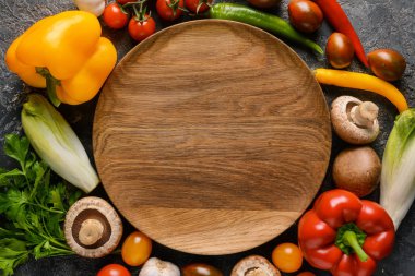 Taze sebze ve tepsi koyu arka plan üzerinde düz yatıyordu kompozisyonu