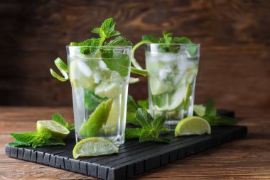 Ahşap masa üzerinde bardaklarda taze mojito