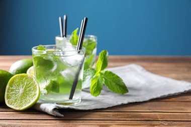 Ahşap masa üzerinde taze mojito bardak