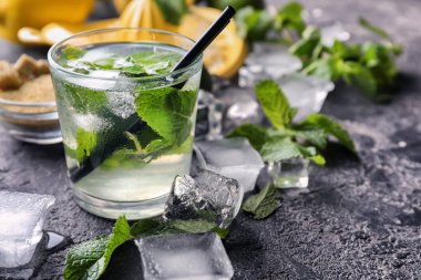 Masada bir bardak taze mojito.