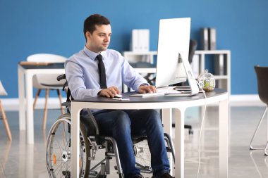 Bilgisayar Office ile çalışan tekerlekli sandalyede işadamı