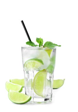 Beyaz arka planda bir bardak taze mojito.