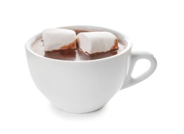 Beyaz arka planda lokum olan bir fincan sıcak çikolata.