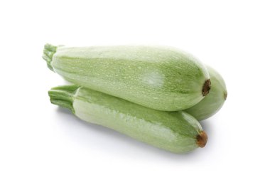 Beyaz arkaplanda taze kabaklar