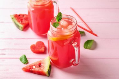 Taze karpuz limonata renk ahşap masa üzerinde Mason kavanoz