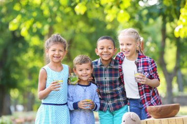 Doğal limonata Park'ta dinlenme ile küçük çocuk