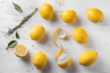 Beyaz ahşap arka planda olgun limonlar