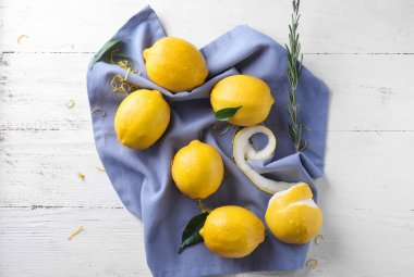 Beyaz ahşap arka planda olgun limonlar