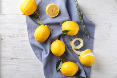 Beyaz ahşap arka planda olgun limonlar