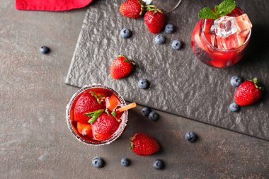 Taze yaz kokteylleri gri masada bardaklarda