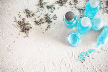 Beyaz dokulu arka plan banyo ürünleri ile kompozisyon